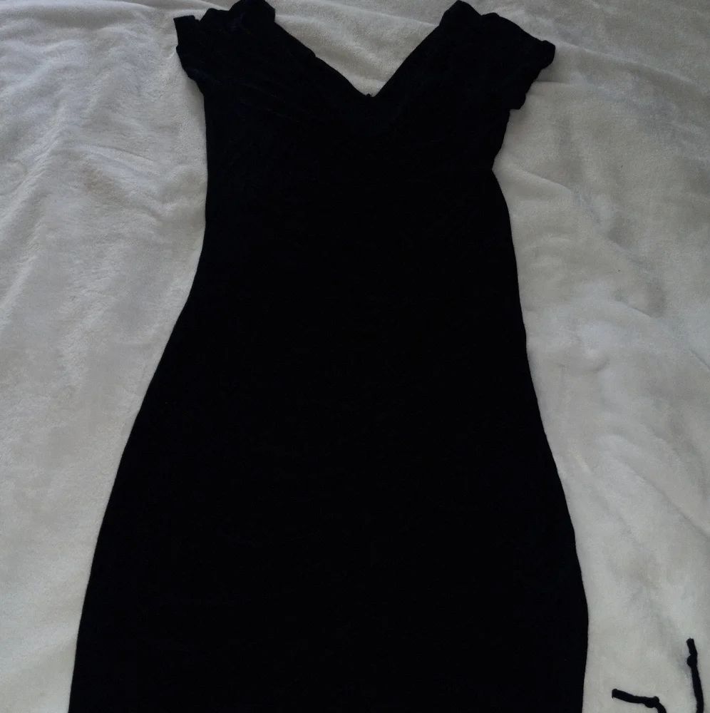 FASHION NOVA BLACK RUCHED SHORT SLEEVE V NECKLINE DRESS. WOMENS SIZE M. - Picture 2 of 10